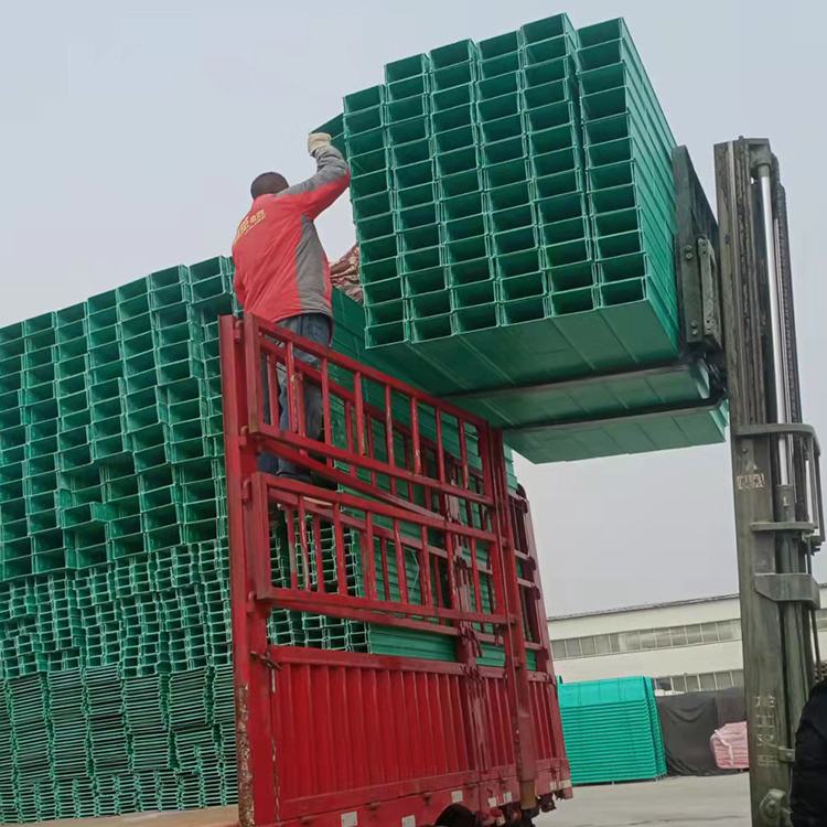 玻璃鋼橋架跟不銹鋼橋架有什么區(qū)別？