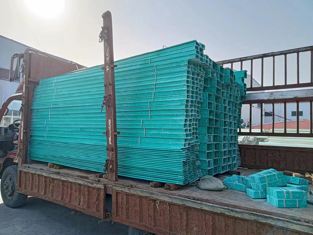 聚氨酯與不飽和樹脂玻璃鋼橋架的區(qū)別與特點(diǎn)